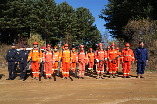 1761809398268301.jpg 興參林場開展實戰化森林滅火演練(1).jpg