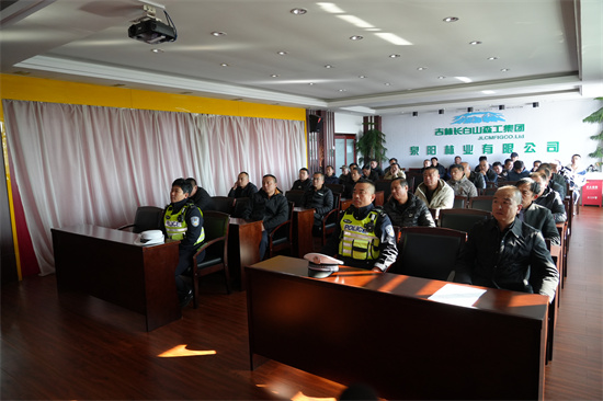 1761810299486441.jpg 筑牢交通防線 嚴守安全底線 泉林公司開展通勤車安全專項檢查(1).jpg