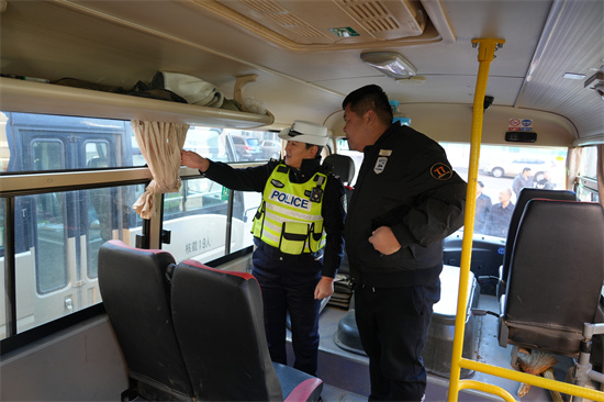 1761810317866790.jpg 筑牢交通防線 嚴守安全底線 泉林公司開展通勤車安全專項檢查(4).jpg